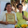 Presidenta del DIF, otorga reconocimiento a Mtra. Martha López por su labor en docencia.