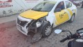 Taxi se impacta contra una unidad de policía municipal