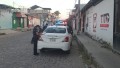 Taxi se impacta contra una unidad de policía municipal