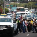 Taxistas bloquean accesos al aeropuerto capitalino.