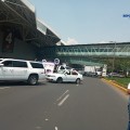 Taxistas bloquean accesos al aeropuerto capitalino.