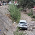Vehículo cae a canal en Colonia Bugambilias