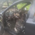 Vehículo Mazda engullido por llamas en libramiento