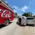 Vuelca camioneta en colonia Loma Bonita