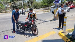Accidente en Avenida Exiquio Corona deja a motociclista herido tras no respetar tope