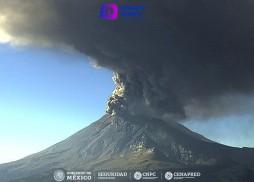 ¡Alerta en el aire! El volcán Popocatépetl enorme fumarola
