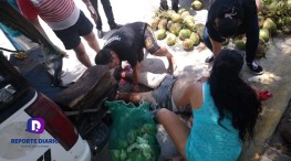 Atropellan a vendedor de cocos