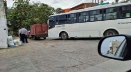 Autobus genera caos vial