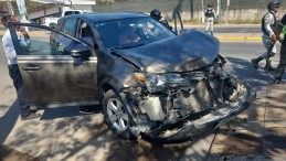 Camioneta de guardia nacional se impacta contra una Toyota.