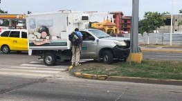 Camioneta se estrella contra semáforo