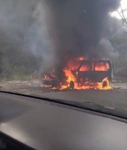 Camioneta se incendia en Cabo corriente