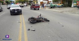 Camioneta tumba a motociclista en libramiento de la ciudad