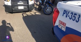 Camioneta y motocicleta involucrados en accidente automovilístico