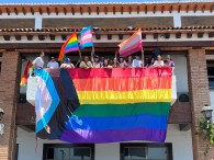 Colocan bandera de la comunidad LGBTQ+ en la presidencia municipal