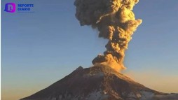 El Popocatépetl se muestra con enormes fumarolas