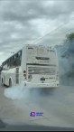 Entre el humo y ruidos raros circula camión de la ruta Portales