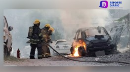Incendio consume vehículo en Colonia Copinole