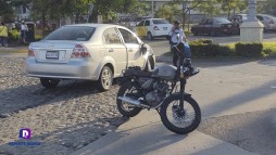 Le cortó la circulación a motociclista