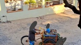 Le roban a una persona de la 3ra edad su triciclo de carga