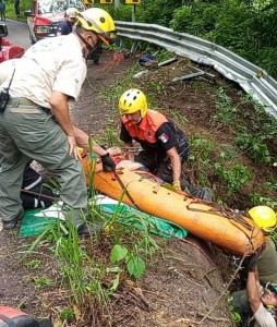 Mueren dos personas en accidente llegando a Boca de Tomatlán.