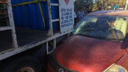 Mujer se impacta contra un camión repartidor de gas