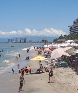 Playas de Puerto Vallarta, limpias y listas para disfrutar de ellas.