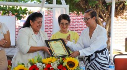 Presidenta del DIF, otorga reconocimiento a Mtra. Martha López por su labor en docencia.