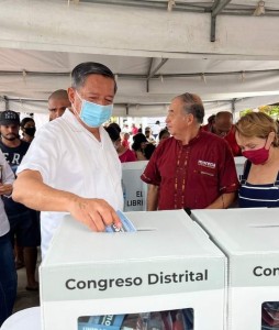 Profe Michel acude a votar en las elecciones de los Consejeros Estatales de Morena, en La Plaza de El Pitillal