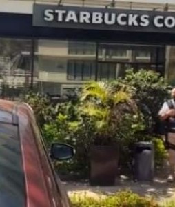 Roban su bolsa en el Starbucks de Marina.
