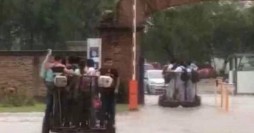 Transportan a estudiantes del CUC en cuatrimotos por inundaciones