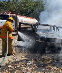 Vehículo se incendia en carretera federal 200