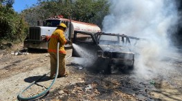 Vehículo se incendia en carretera federal 200