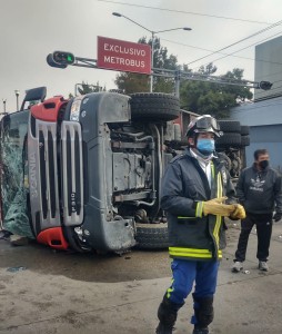 Vuelca camión de bomberos que se dirigía a atender incendio