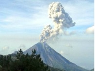 Exhalación de mil 500 metros registra  Volcán de Colima esta mañana.