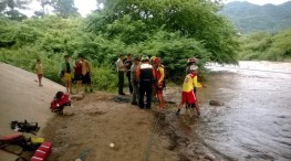 Rescatan a familia de ser arrastrada por el río