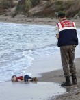 Foto de niño ahogado provoca conmoción en Europa y muestra crisis