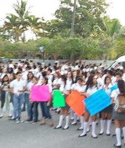 Estudiantes del CBTis 68 bloquean la avenida Politécnico.