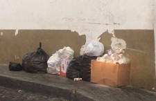 Denuncian a restaurante TRIO por obstruir la banqueta con contenedores de basura