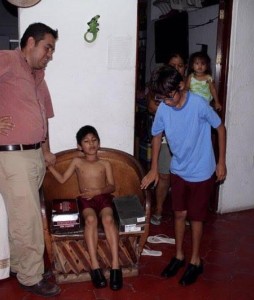Eddie y Cristiano Sannael, vecinos de la Colonia Lázaro Cárdenas Reciben  Calzado por Parte de “La Gallada”