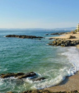 Puerto Vallarta mantiene playas limpias como un compromiso con su parte del océano Pacífico
