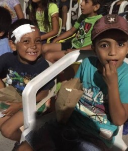 Niños de la Colonia Brisas del  Pacífico Disfrutaron del Cinito, evento Organizado por “La Gallada”.